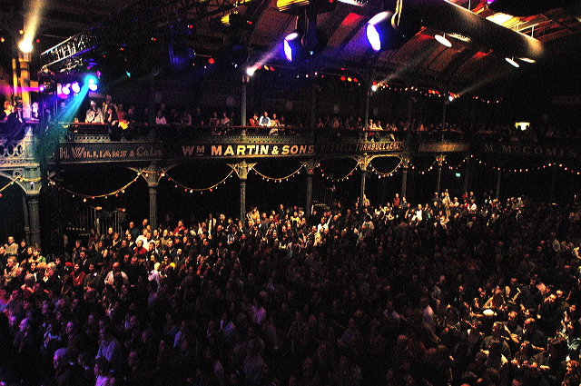 2188fruitmarketcrowdlunasa1.jpg